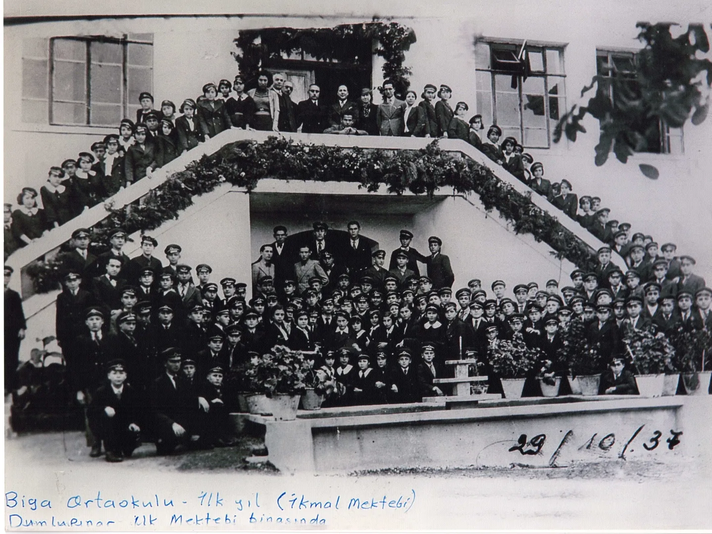 Cumhuriyet Bayramı’nın Coşkusu: Biga Ortaokulu Öğrencileriyle 29 Ekim 1937