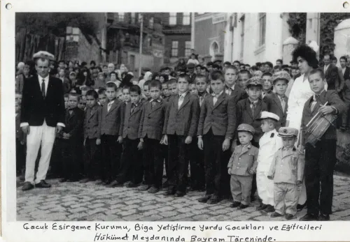 Bayram Coşkusunda Bir Araya Gelen Çocuklar: Biga Çocuk Esirgeme Kurumu ve Yetiştirme Yurdu - Fotoğraf 4