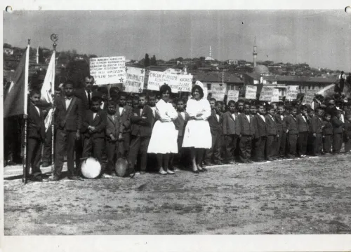 Bayram Coşkusunda Bir Araya Gelen Çocuklar: Biga Çocuk Esirgeme Kurumu ve Yetiştirme Yurdu - Fotoğraf 2