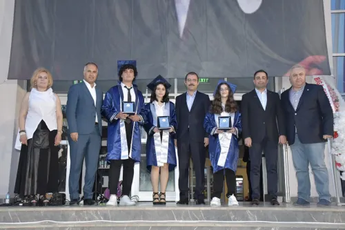 Başkan Erdoğan, Lise Öğrencilerinin Mezuniyet Heyecanına Ortak Oldu