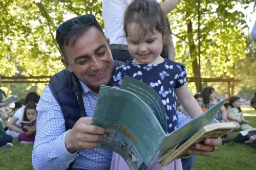 Başkan Erdoğan, Miniklerle Açık Havada Kitap Okudu