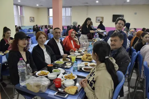 Başkan Erdoğan, Üniversite Öğrencileriyle İftar Yaptı