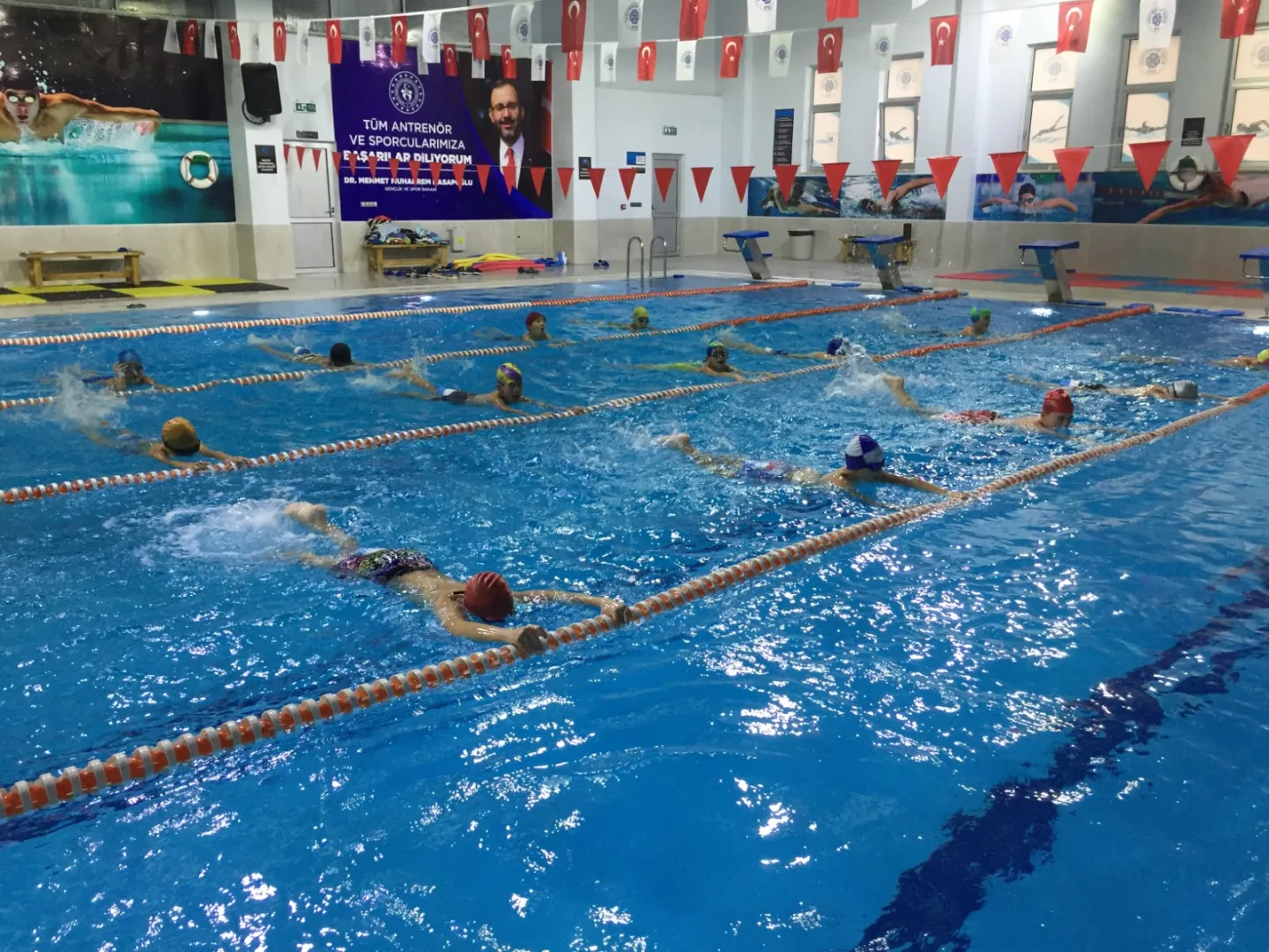 Biga Belediyesi İle Kış Ayılarında da Güvenle Yüzme Öğreniyorlar