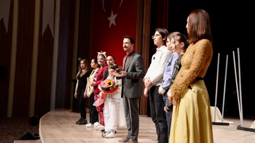 Başkan Alper Şen: “İlçe Tiyatromuzun Genç Yetenekleri Biga’nın Gururu Oldu” - Fotoğraf 6