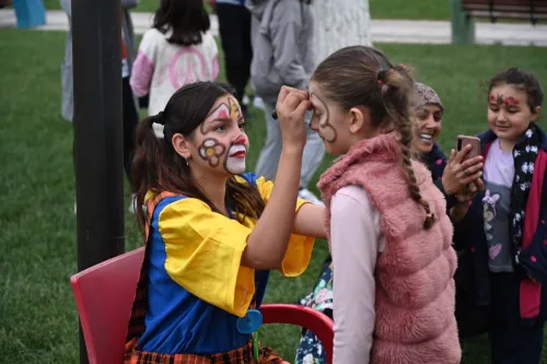 Biga Belediyesi 23 Nisan Şenliğinde Çocuklar Doyasıya Eğlendi - Fotoğraf 1