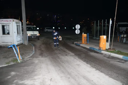 Biga Belediyesi Ekipleri Tuzlama Çalışmalarını Sürdürüyor - Fotoğraf 1