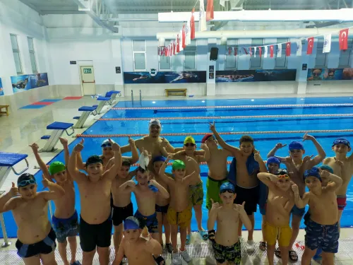 Biga Belediyesi İle Kış Ayılarında da Güvenle Yüzme Öğreniyorlar - Fotoğraf 1