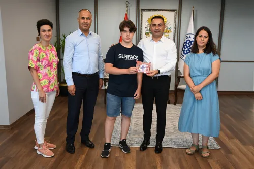 Biga Belediyesi LGS’de Başarılı Olan Öğrencileri Ödüllendirdi - Fotoğraf 1