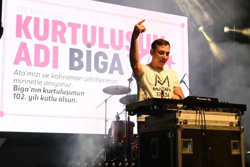 Retrobüs, Bigalı Kardeşler ve DJ Mustafa Birtek Biga’mızda sahne aldı. - Fotoğraf 1