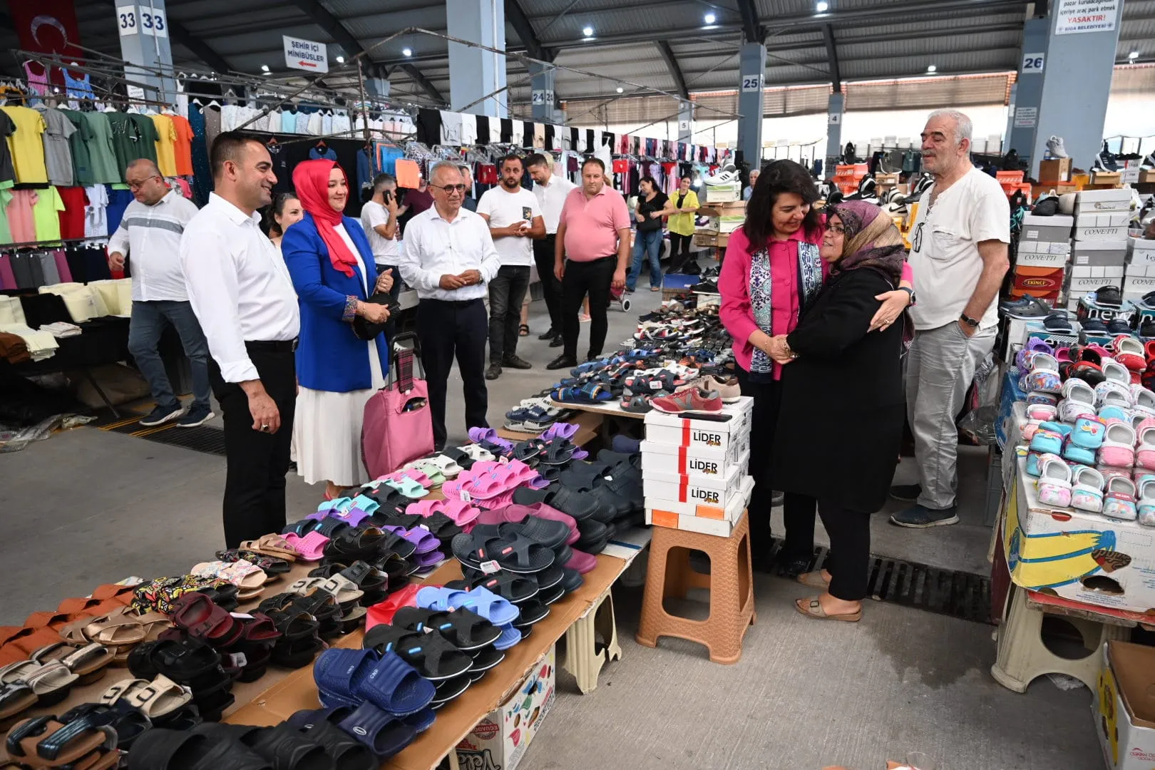 Milletvekili İskenderoğlu ve Başkan Erdoğan Pazar Yerini Gezdi