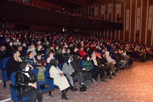 Seni Unutmak İstemedim Ki Biga'da Sahnelendi