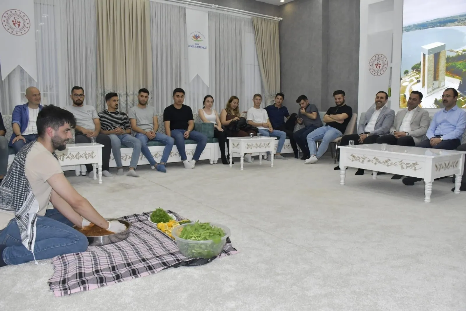 Üniversiteli Öğrenciler Çiğ Köfte Yoğurdu